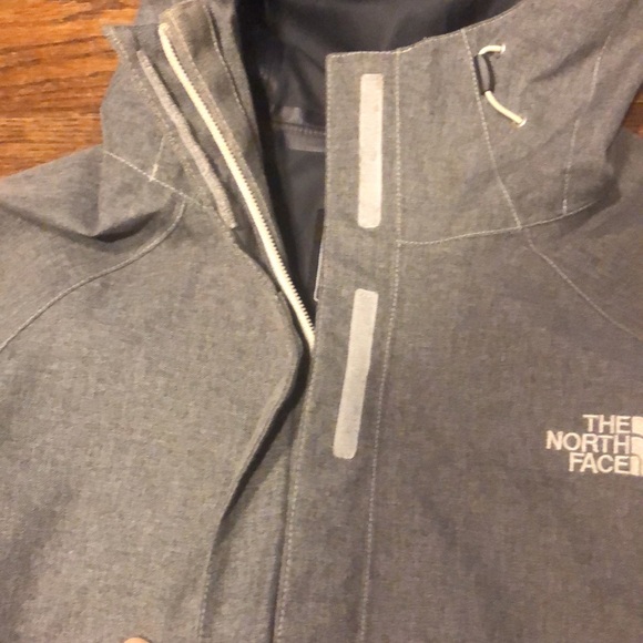 EUC The North Face 100% waterproof rain jacket - Picture 8 of 13